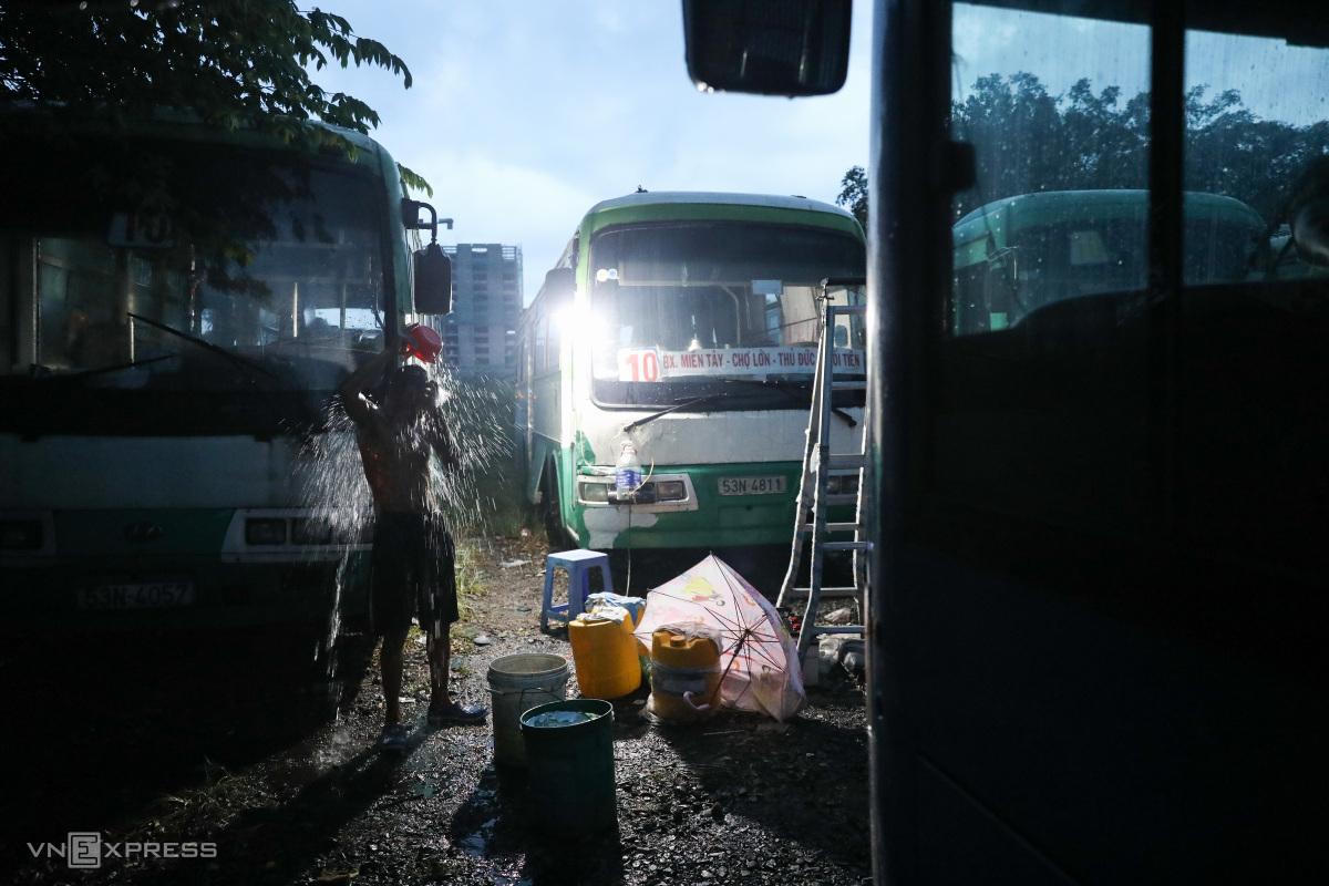 Nam tiếp viên sống trên xe buýt suốt 4 tháng 