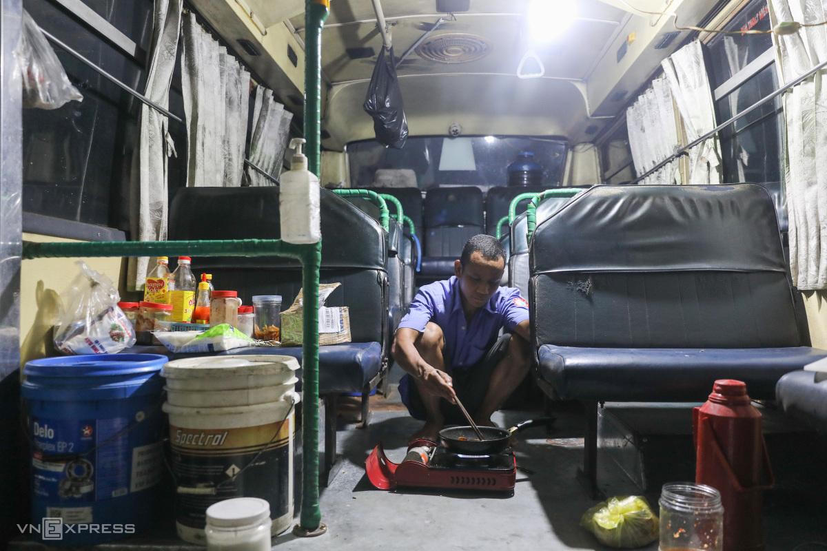Nam tiếp viên sống trên xe buýt suốt 4 tháng 