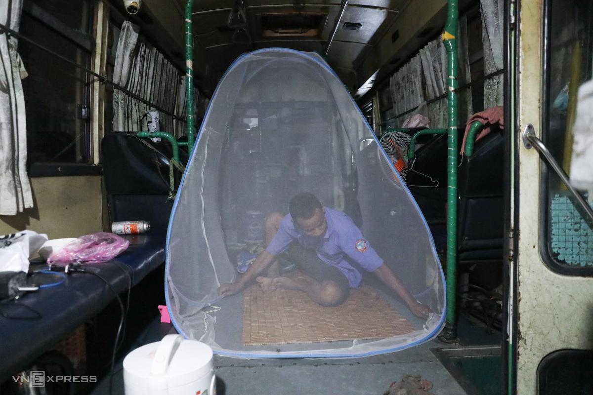 Nam tiếp viên sống trên xe buýt suốt 4 tháng 