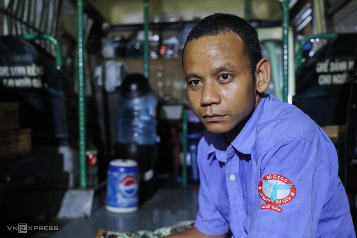 Nam tiếp viên sống trên xe buýt suốt 4 tháng 