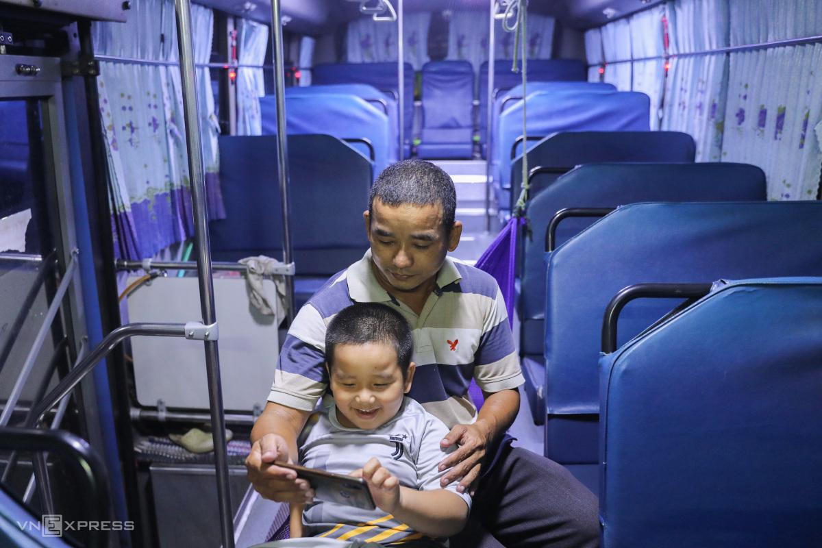 Nam tiếp viên sống trên xe buýt suốt 4 tháng 