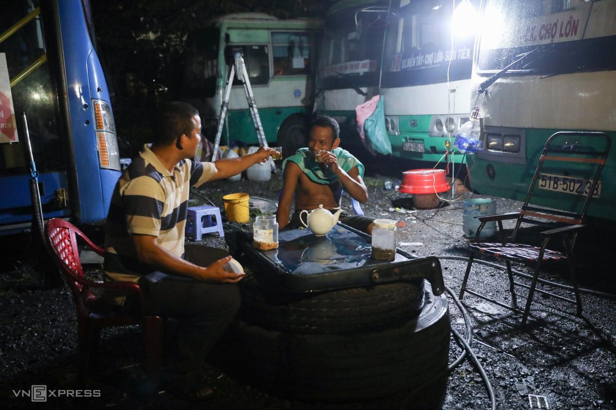 Nam tiếp viên sống trên xe buýt suốt 4 tháng 