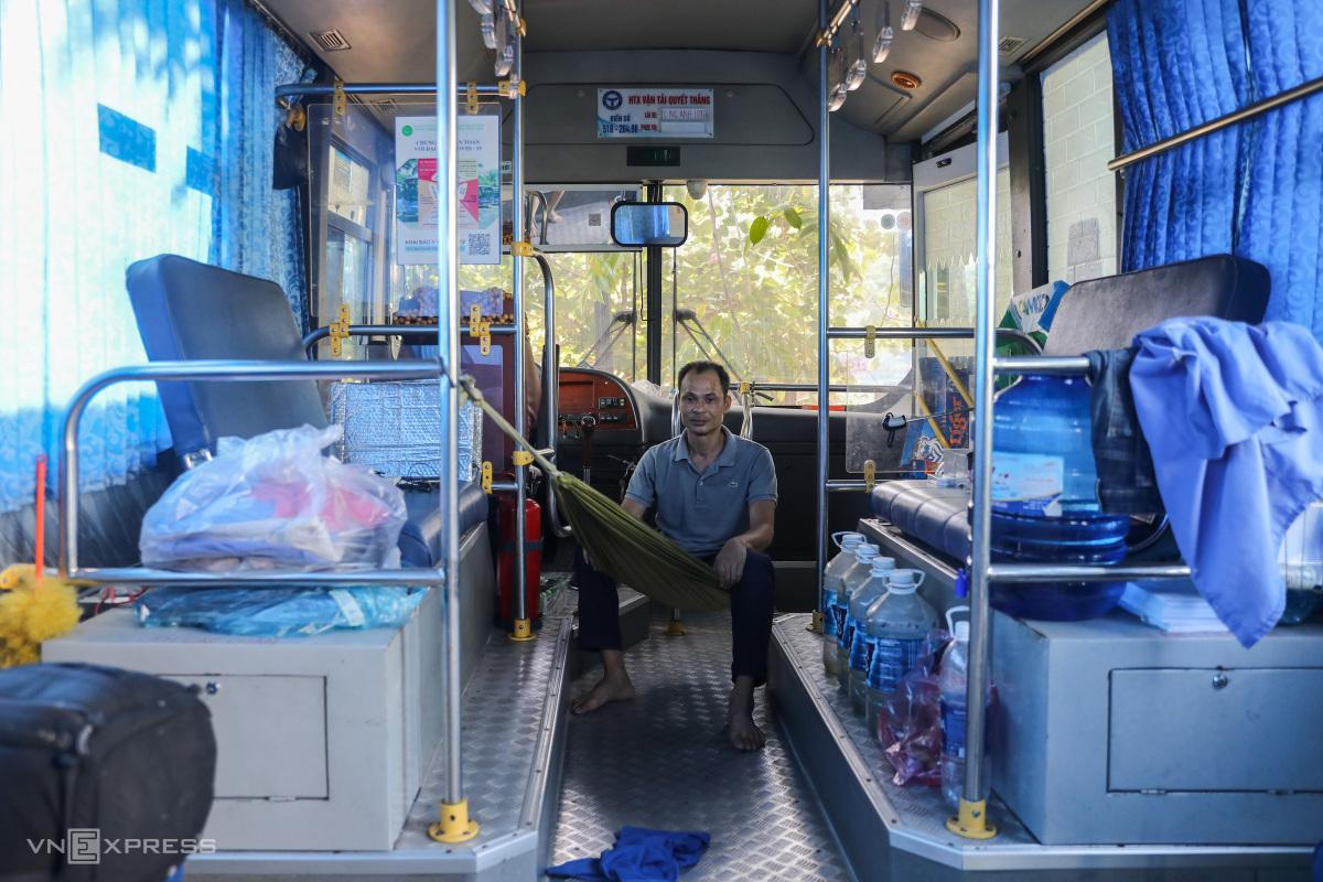 Nam tiếp viên sống trên xe buýt suốt 4 tháng 