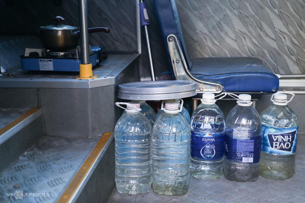 Nam tiếp viên sống trên xe buýt suốt 4 tháng 