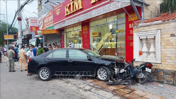 'Ô tô điên' húc văng loạt xe máy, nhiều người bị thương