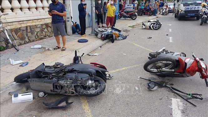 'Ô tô điên' húc văng loạt xe máy, nhiều người bị thương