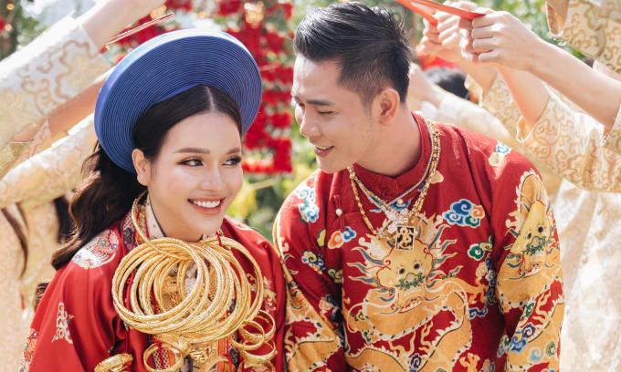 Chuyện tình của cô gái đeo 50 cây vàng trong ngày cưới