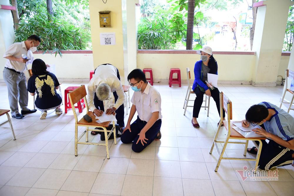 Cảnh phụ huynh theo con đi tiêm vaccine COVID-19 ở TP HCM