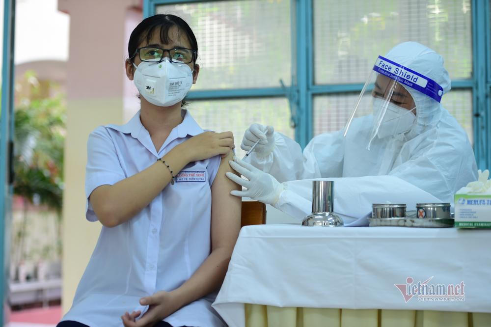 Cảnh phụ huynh theo con đi tiêm vaccine COVID-19 ở TP HCM