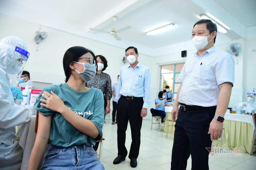 Cảnh phụ huynh theo con đi tiêm vaccine COVID-19 ở TP HCM