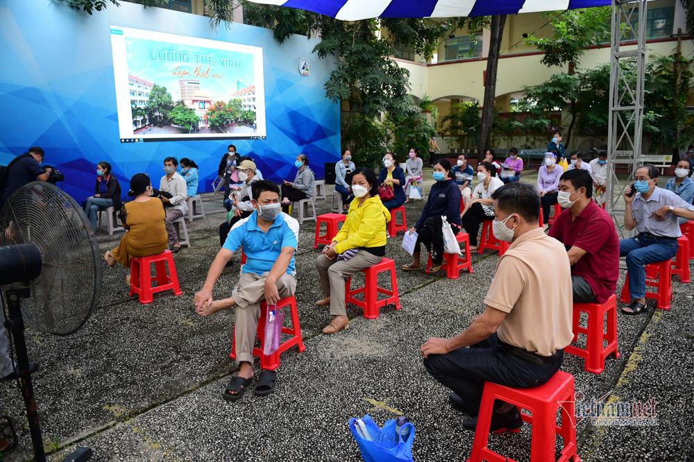 Cảnh phụ huynh theo con đi tiêm vaccine COVID-19 ở TP HCM