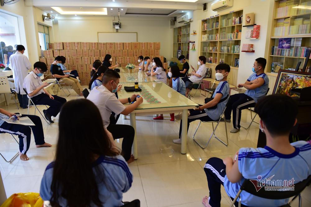 Cảnh phụ huynh theo con đi tiêm vaccine COVID-19 ở TP HCM