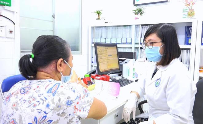 Stress vì mất việc mùa dịch, nhiều người ở TP HCM bỗng 'mọc vảy' khắp cơ thể