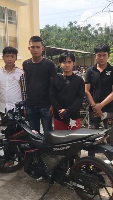 Bắt nhóm đối tượng chặn xe chém người, dùng kim tiêm uy hiếp cướp tài sản ở TP HCM