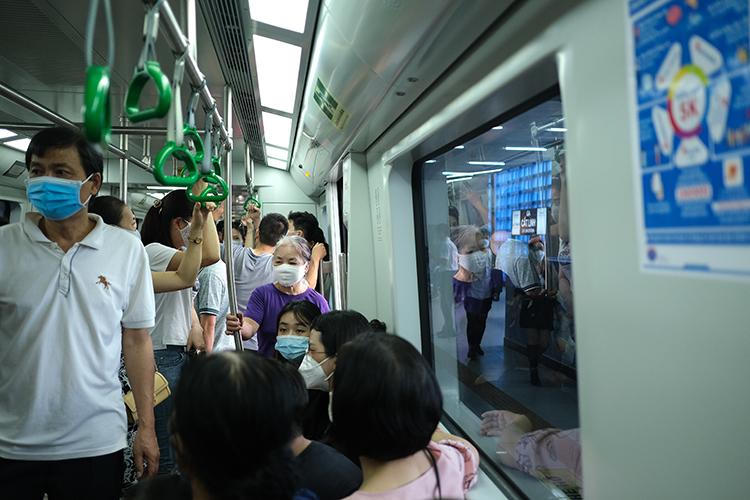 Người dân chen chúc đi thử tàu Cát Linh - Hà Đông, tiềm ẩn nguy cơ dịch bệnh