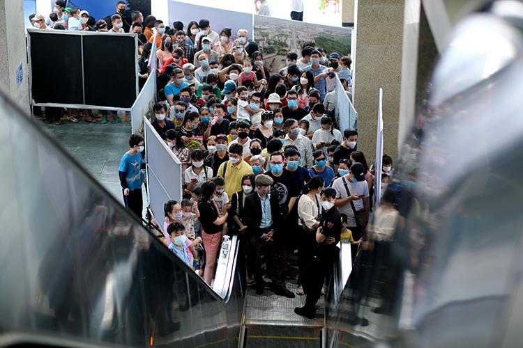 Người dân chen chúc đi thử tàu Cát Linh - Hà Đông, tiềm ẩn nguy cơ dịch bệnh