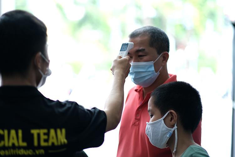 Người dân chen chúc đi thử tàu Cát Linh - Hà Đông, tiềm ẩn nguy cơ dịch bệnh