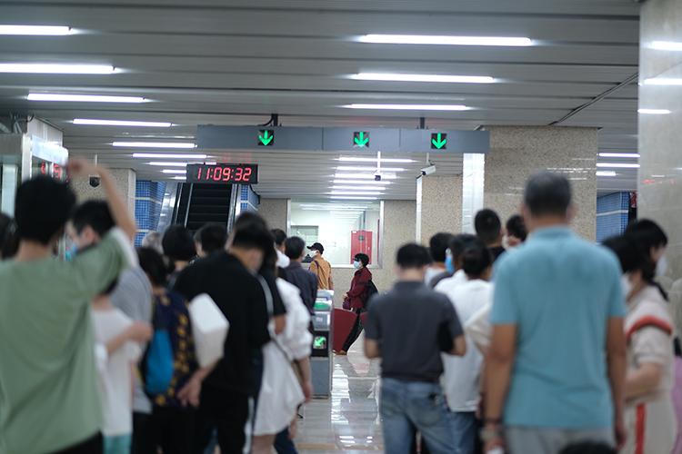 Người dân chen chúc đi thử tàu Cát Linh - Hà Đông, tiềm ẩn nguy cơ dịch bệnh