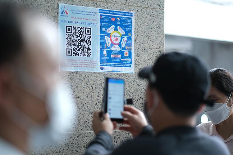 Người dân chen chúc đi thử tàu Cát Linh - Hà Đông, tiềm ẩn nguy cơ dịch bệnh