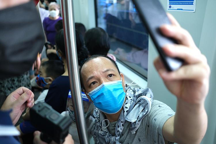 Người dân chen chúc đi thử tàu Cát Linh - Hà Đông, tiềm ẩn nguy cơ dịch bệnh