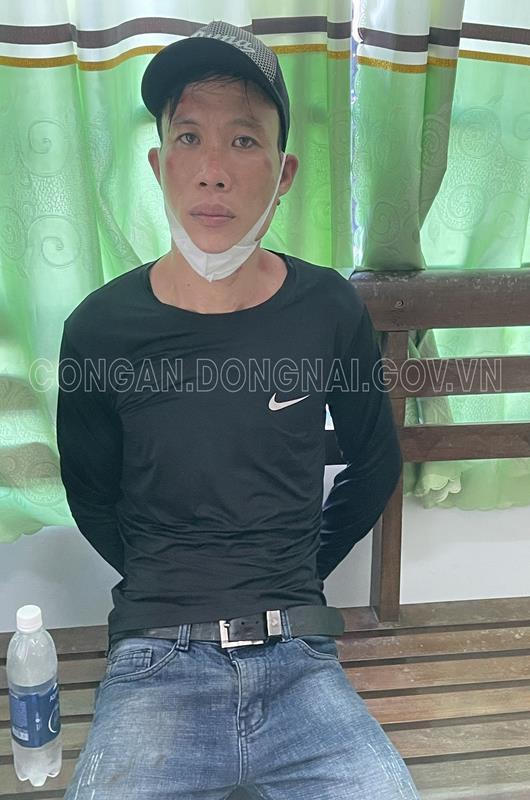 Vây bắt đối tượng nghi dâm ô trẻ em, dùng súng khống chế em trai khi chạy trốn