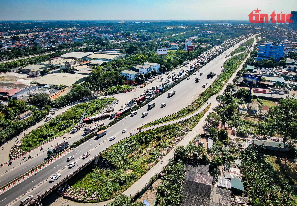 Toàn cảnh hiện trường vụ xe container lật trên cầu Thanh Trì