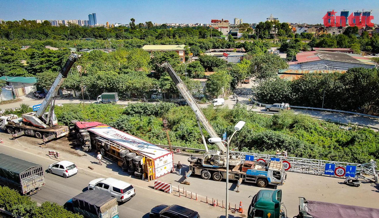 Toàn cảnh hiện trường vụ xe container lật trên cầu Thanh Trì