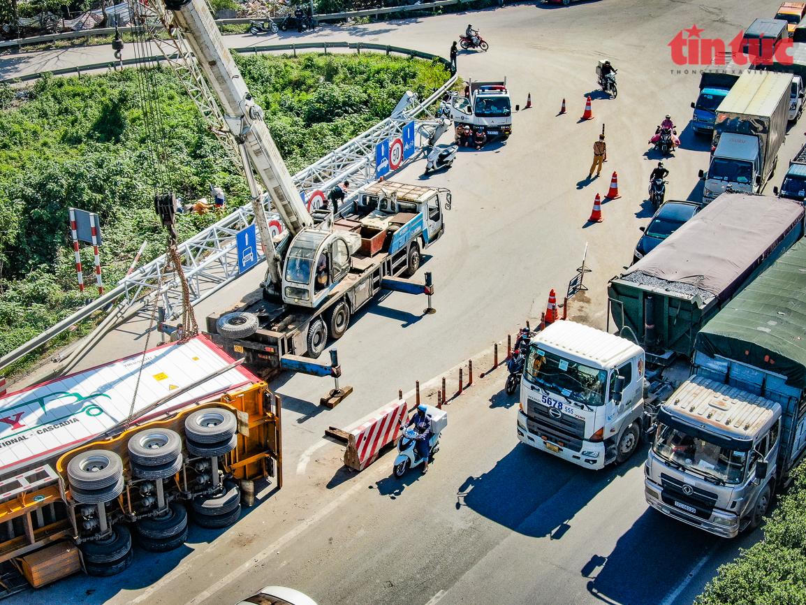Toàn cảnh hiện trường vụ xe container lật trên cầu Thanh Trì