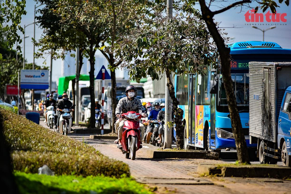 Toàn cảnh hiện trường vụ xe container lật trên cầu Thanh Trì