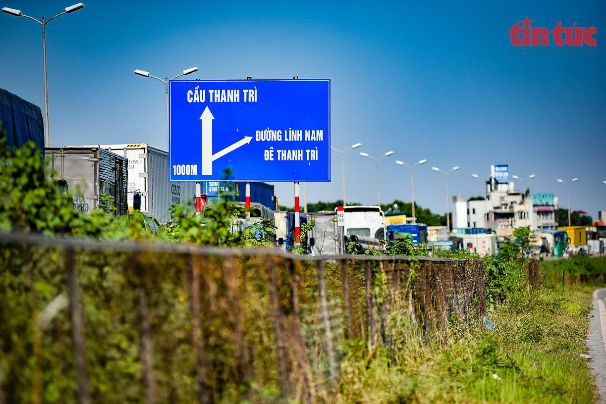 Toàn cảnh hiện trường vụ xe container lật trên cầu Thanh Trì