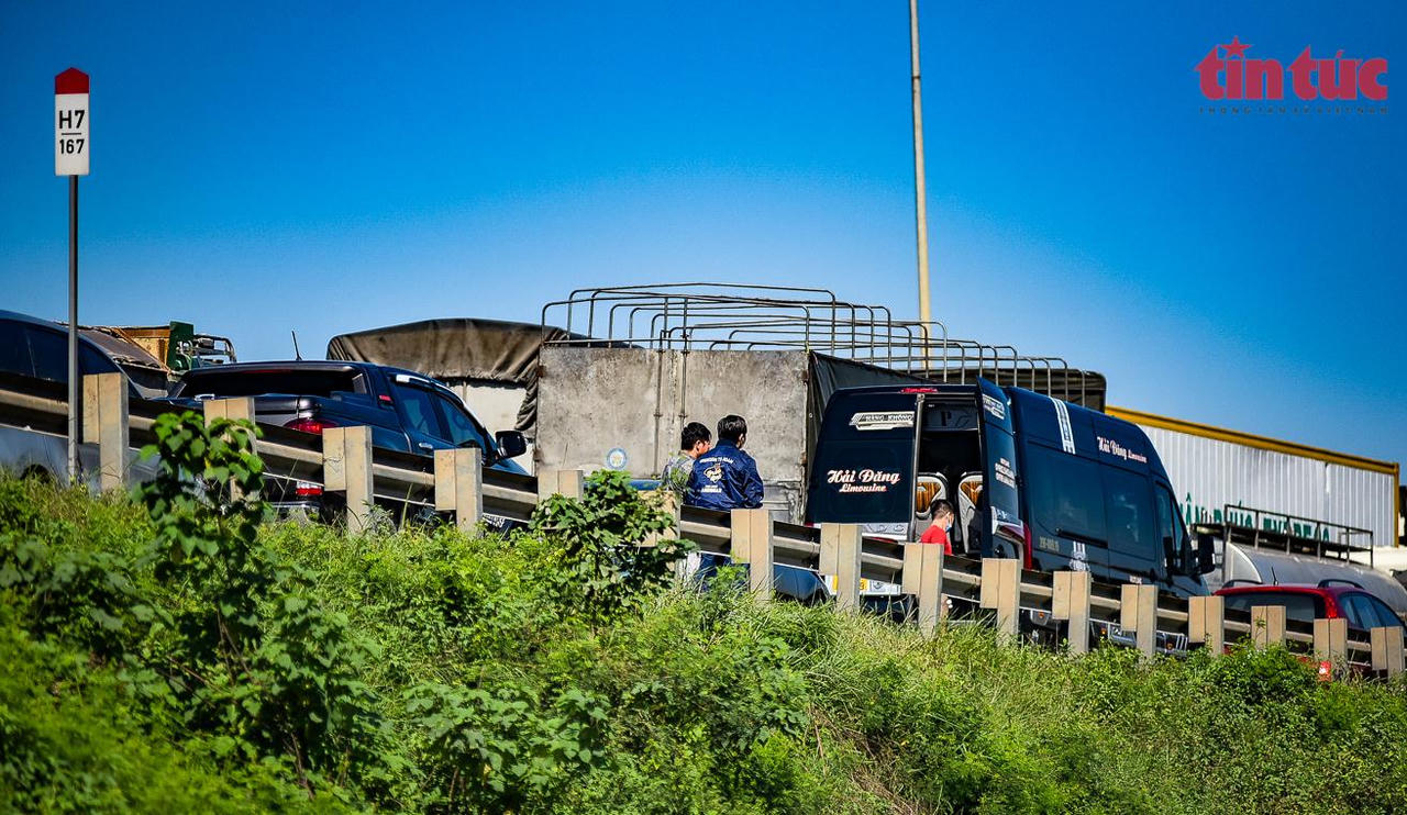 Toàn cảnh hiện trường vụ xe container lật trên cầu Thanh Trì