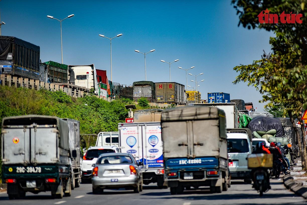 Toàn cảnh hiện trường vụ xe container lật trên cầu Thanh Trì