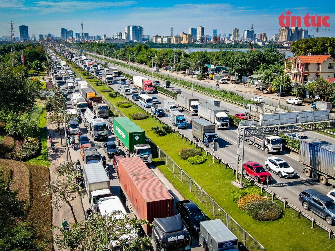 Toàn cảnh hiện trường vụ xe container lật trên cầu Thanh Trì