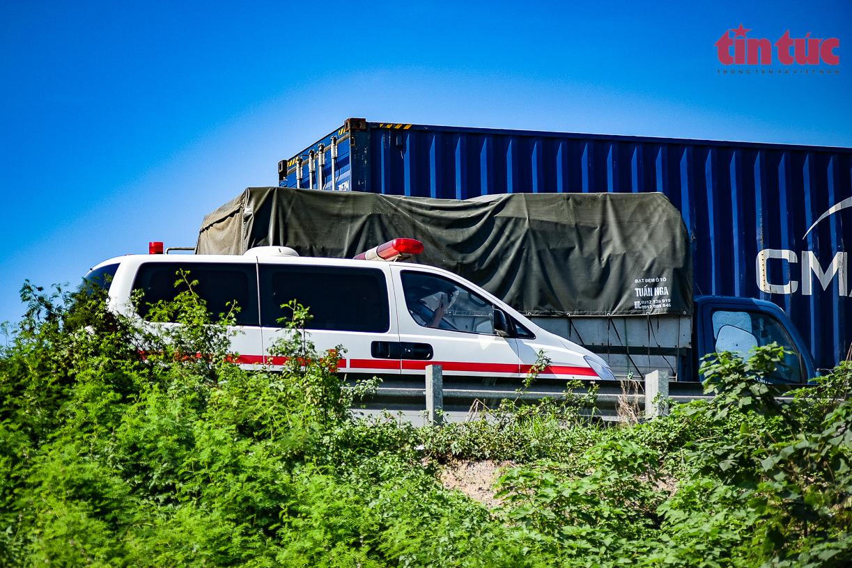 Toàn cảnh hiện trường vụ xe container lật trên cầu Thanh Trì