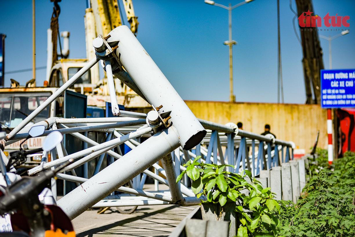 Toàn cảnh hiện trường vụ xe container lật trên cầu Thanh Trì