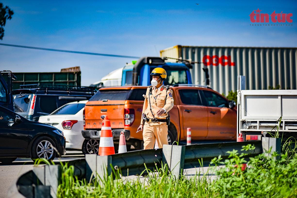 Toàn cảnh hiện trường vụ xe container lật trên cầu Thanh Trì