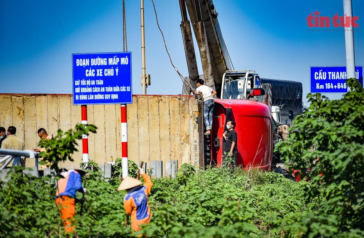 Toàn cảnh hiện trường vụ xe container lật trên cầu Thanh Trì