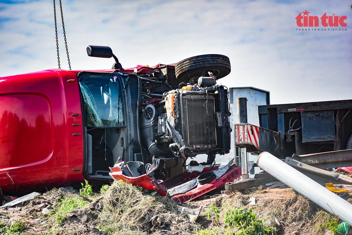 Toàn cảnh hiện trường vụ xe container lật trên cầu Thanh Trì