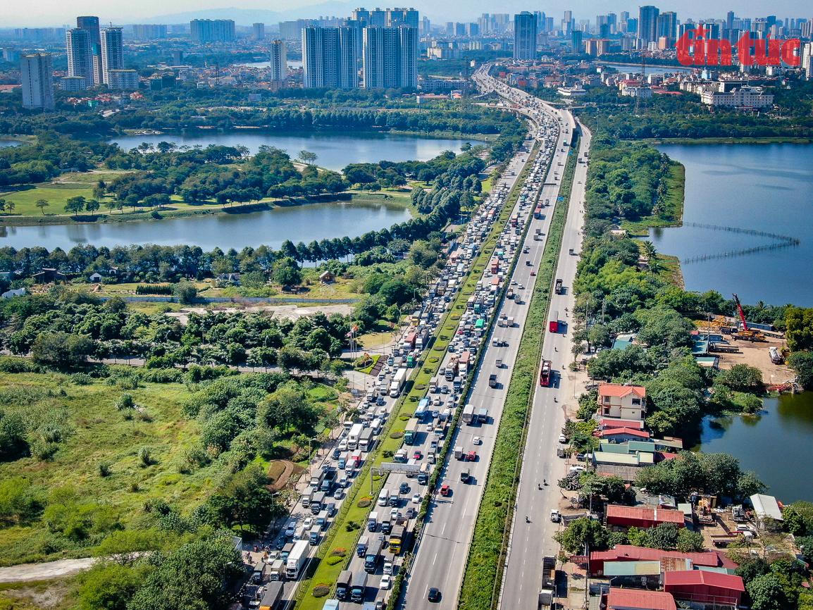 Toàn cảnh hiện trường vụ xe container lật trên cầu Thanh Trì