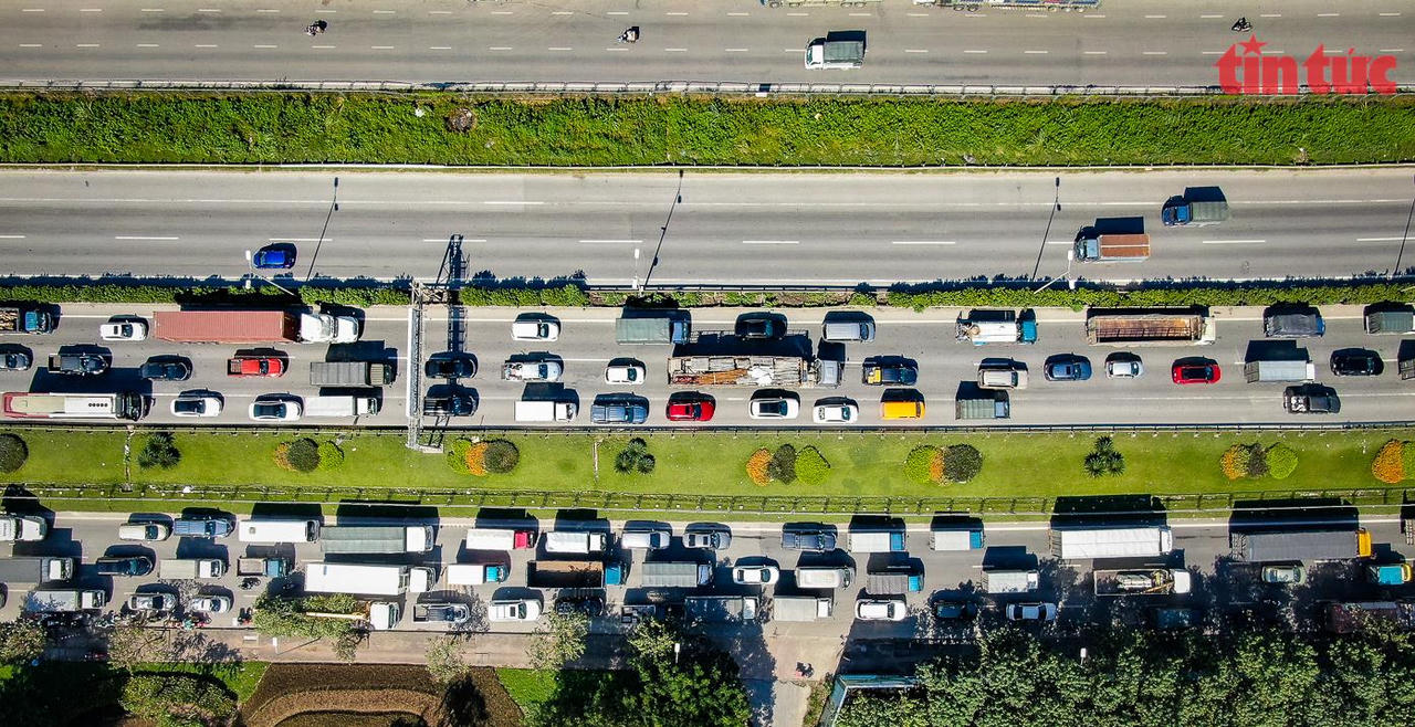 Toàn cảnh hiện trường vụ xe container lật trên cầu Thanh Trì