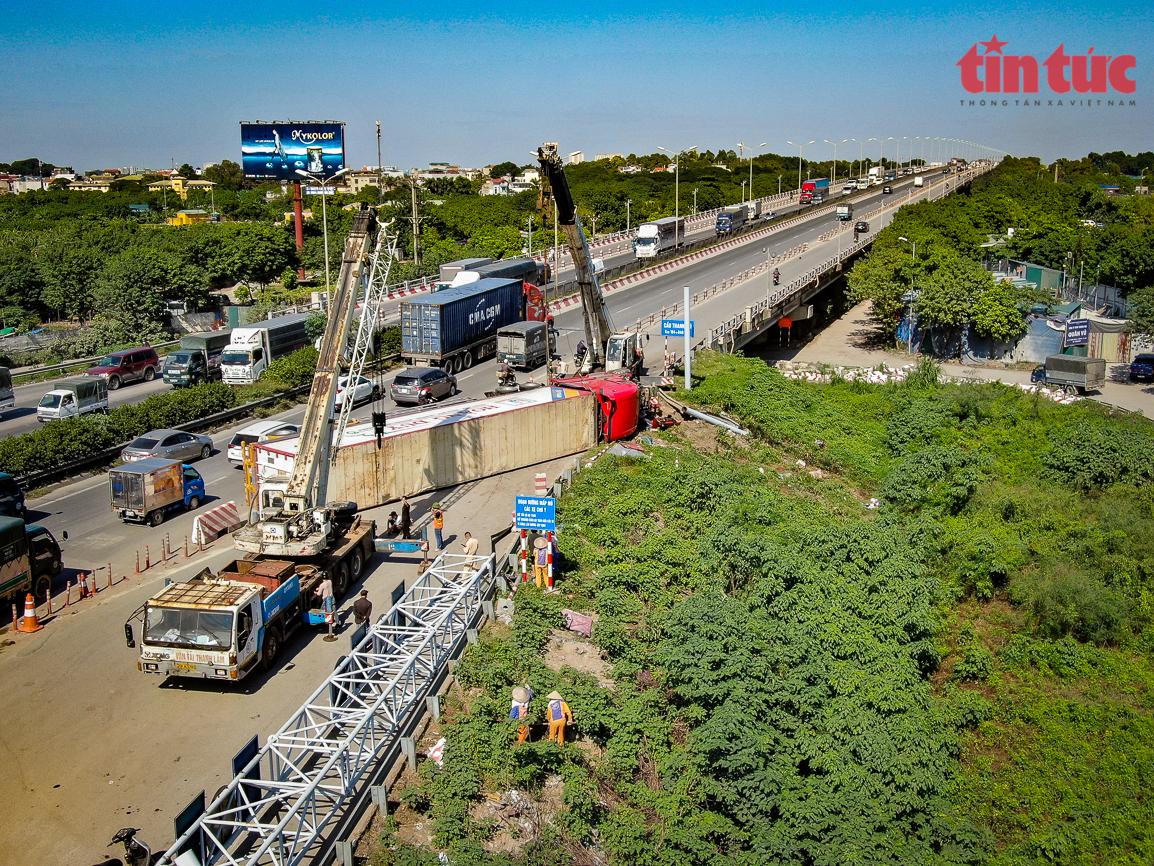 Toàn cảnh hiện trường vụ xe container lật trên cầu Thanh Trì