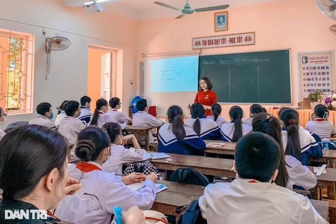 Lương thấp, giáo viên bán hàng online, hiệu trưởng tranh thủ trồng mía