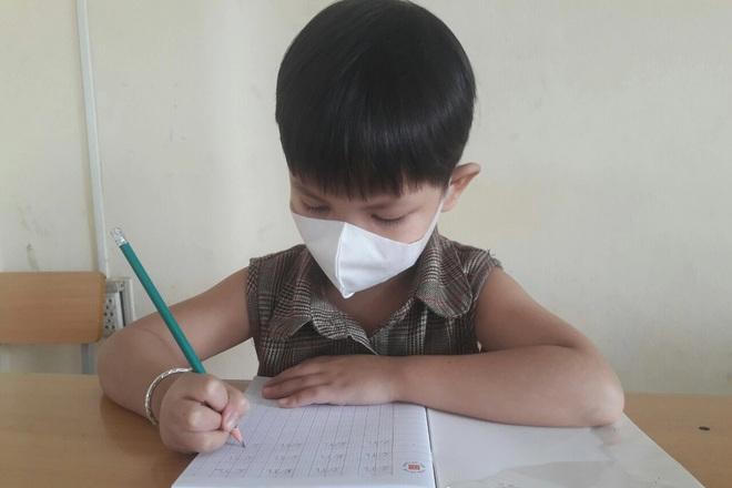 Giọt nước mắt của cô giáo lớp 1 trong khu cách ly