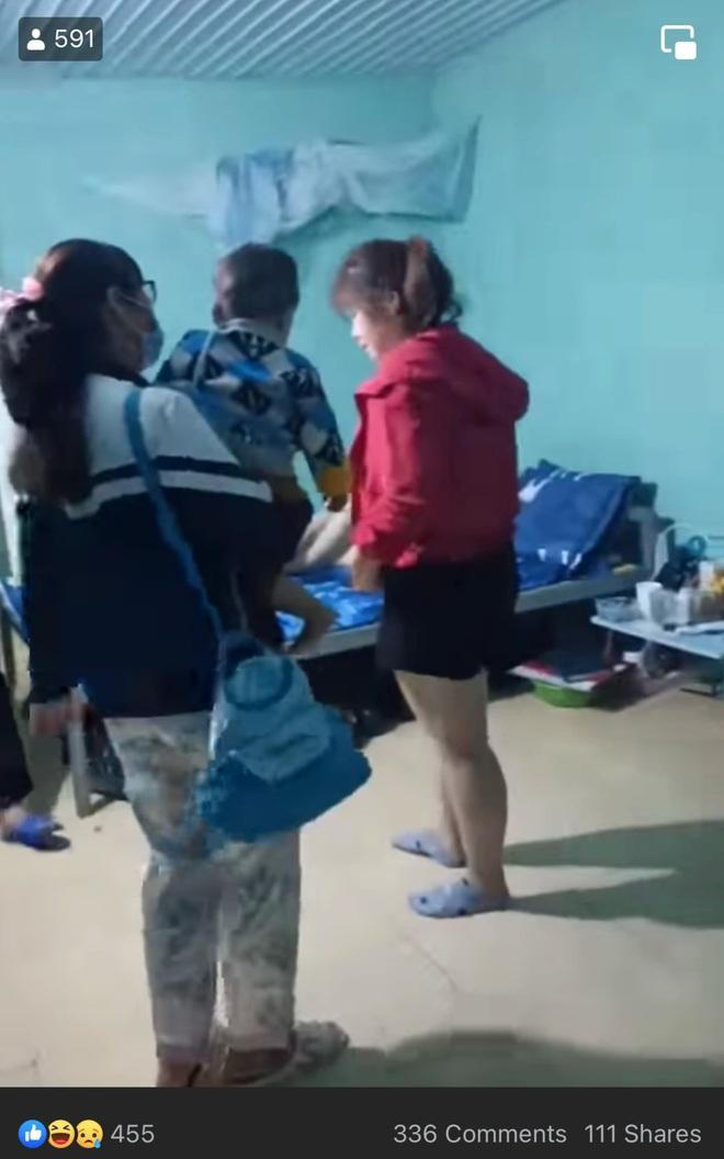 Xôn xao clip vợ ghen bế con đến tìm, chồng ngoại tình nói cứng: 'Anh sai rồi được chưa!'