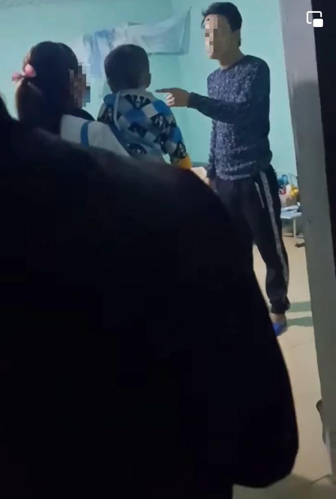 Xôn xao clip vợ ghen bế con đến tìm, chồng ngoại tình nói cứng: 'Anh sai rồi được chưa!'