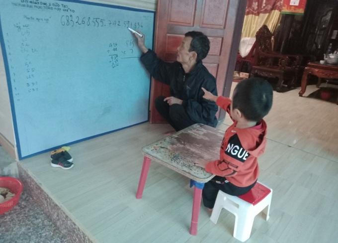 Bé 5 tuổi tính nhẩm nhanh hơn máy tính