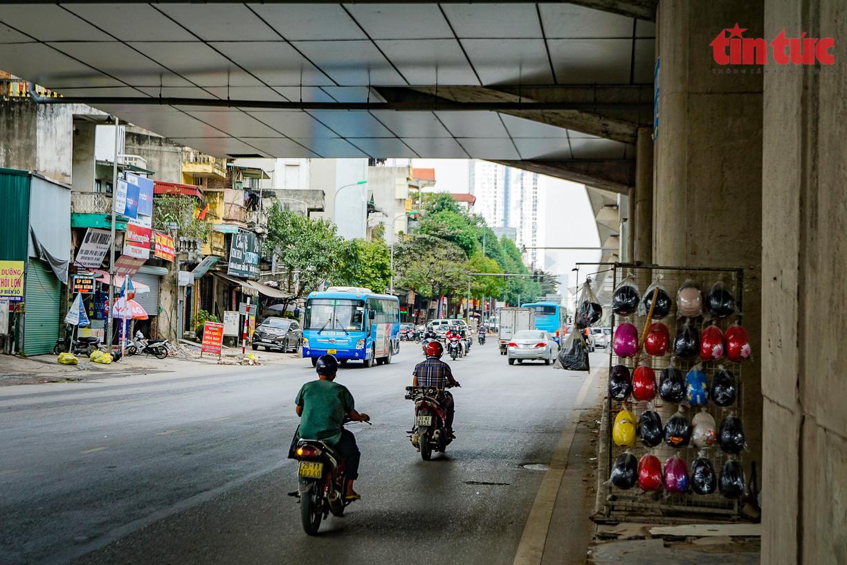 Quán trà đá, rác thải, hàng rong... bủa vây dọc tuyến đường sắt đô thị Cát Linh-Hà Đông