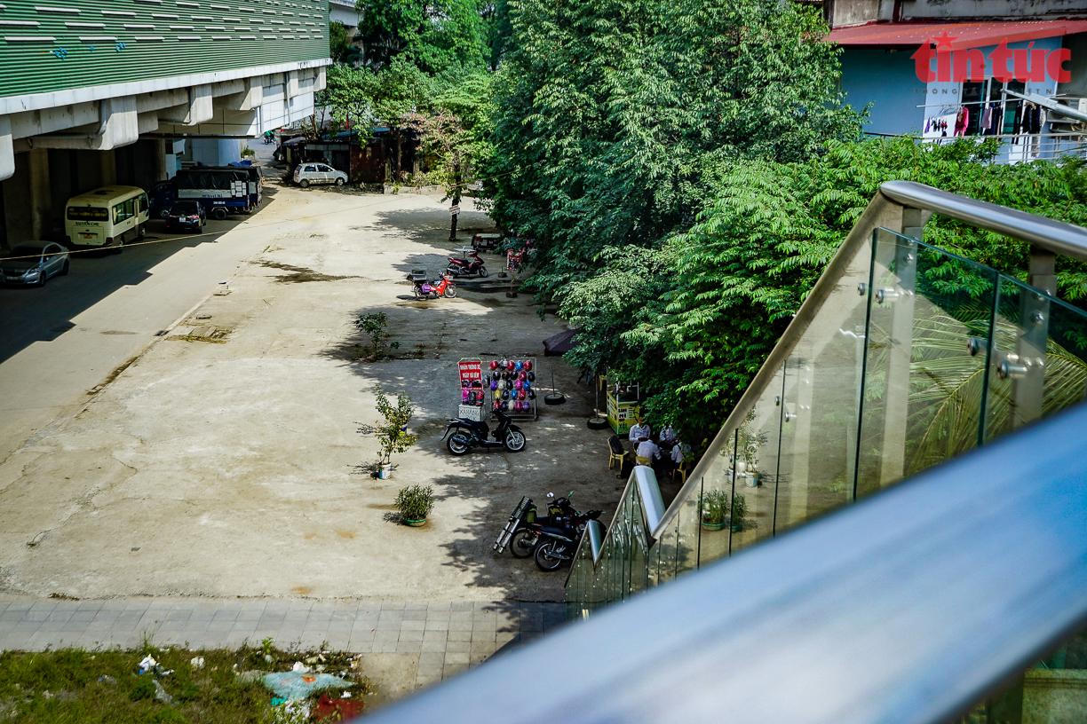 Quán trà đá, rác thải, hàng rong... bủa vây dọc tuyến đường sắt đô thị Cát Linh-Hà Đông