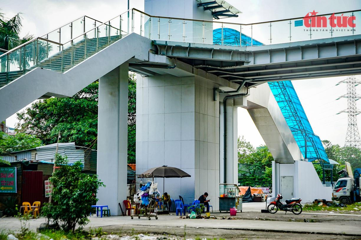 Quán trà đá, rác thải, hàng rong... bủa vây dọc tuyến đường sắt đô thị Cát Linh-Hà Đông
