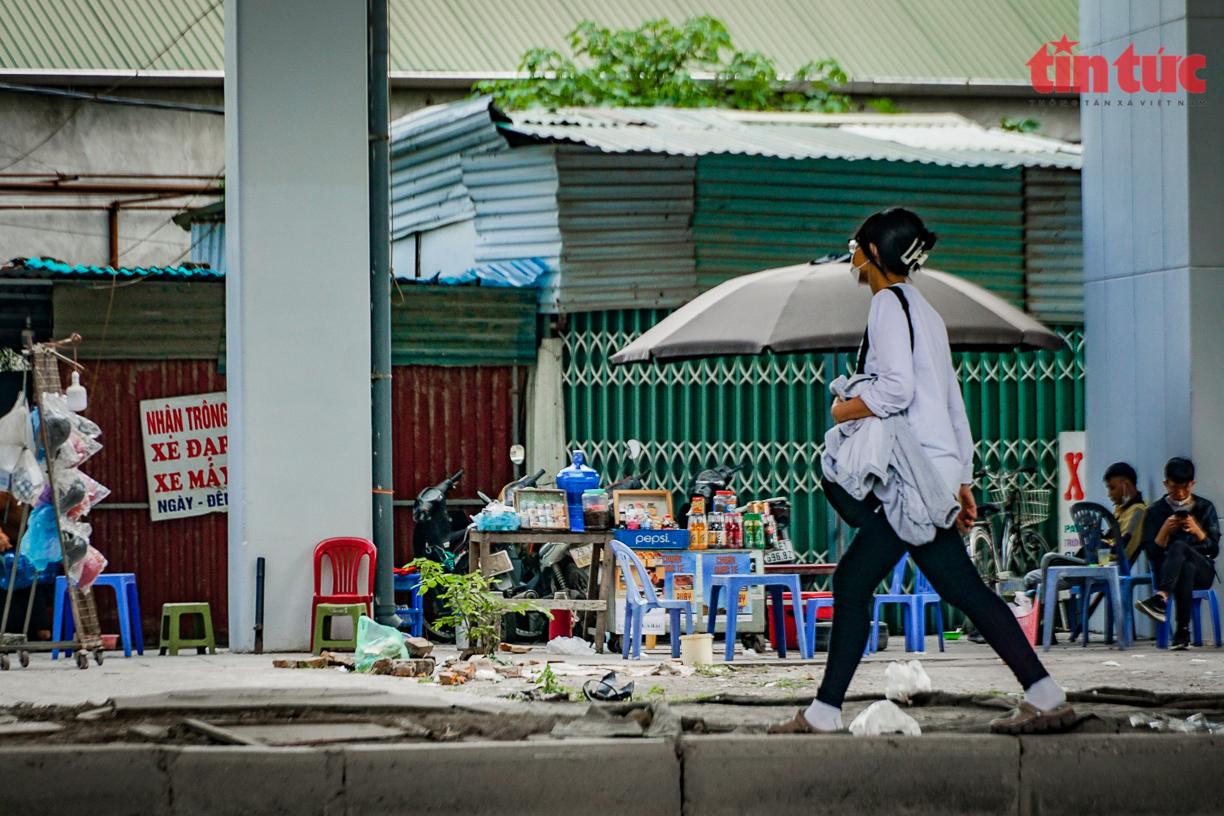 Quán trà đá, rác thải, hàng rong... bủa vây dọc tuyến đường sắt đô thị Cát Linh-Hà Đông